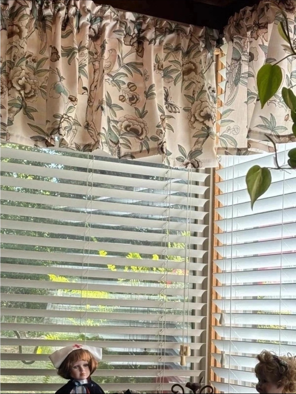 10 pr Amazon Cream Floral Valance with Green Leaf Accents